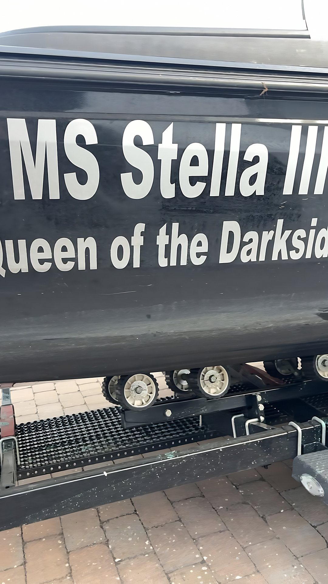 Schwarzer Bootsrumpf mit Schriftzug MS Stella III vor der Aufbereitung: stumpf, mit Wasserflecken und Ablagerungen